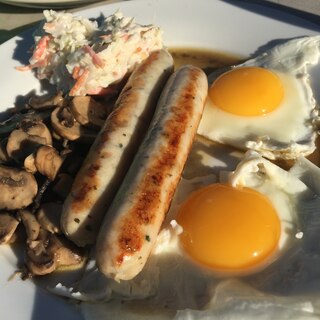 卵、ソーセージ、コールスローとマッシュルームの朝食